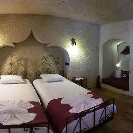 Hotel El Puente Cave 3*