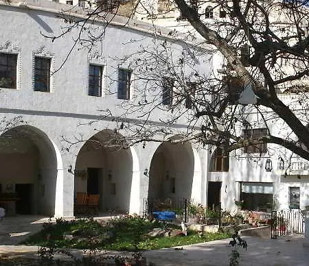 Hotel El Puente Cave