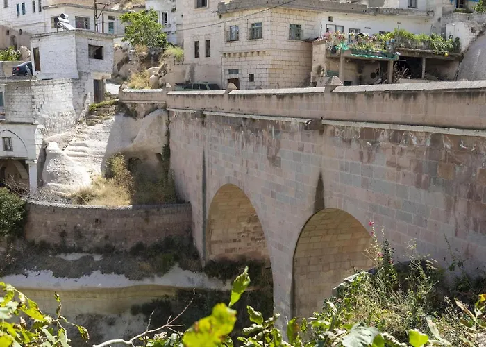 Hotel El Puente Cave