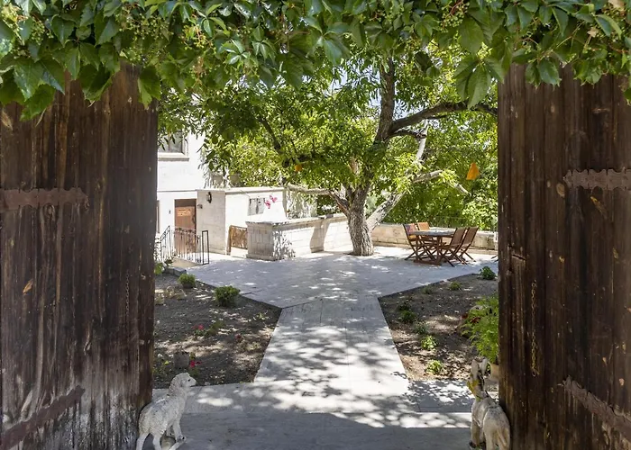 El Puente Cave Hotel 3*