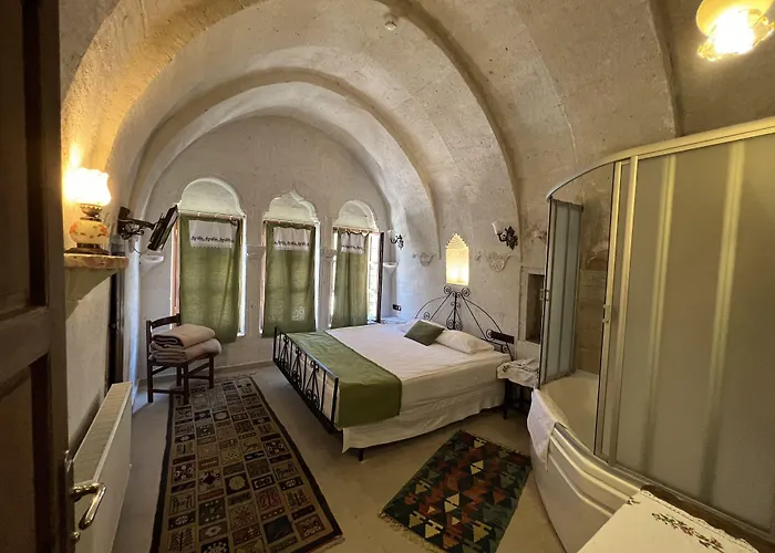 El Puente Cave Hotel 3*