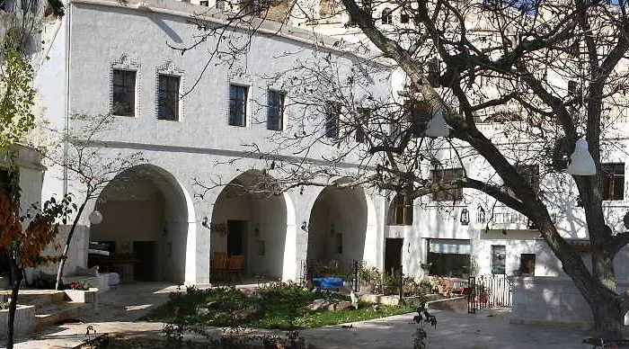 Hotel El Puente Cave